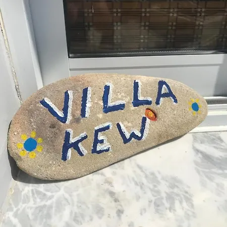 Villa Kew * Polis